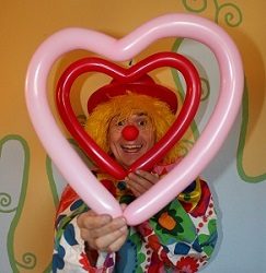 Kinder-Clown Pipo mit bunten Luftballonfiguren Ballonherzen