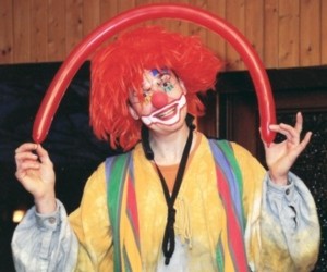 Kinderclown Öern treibt seine Späße Clown buchen Clown mieten